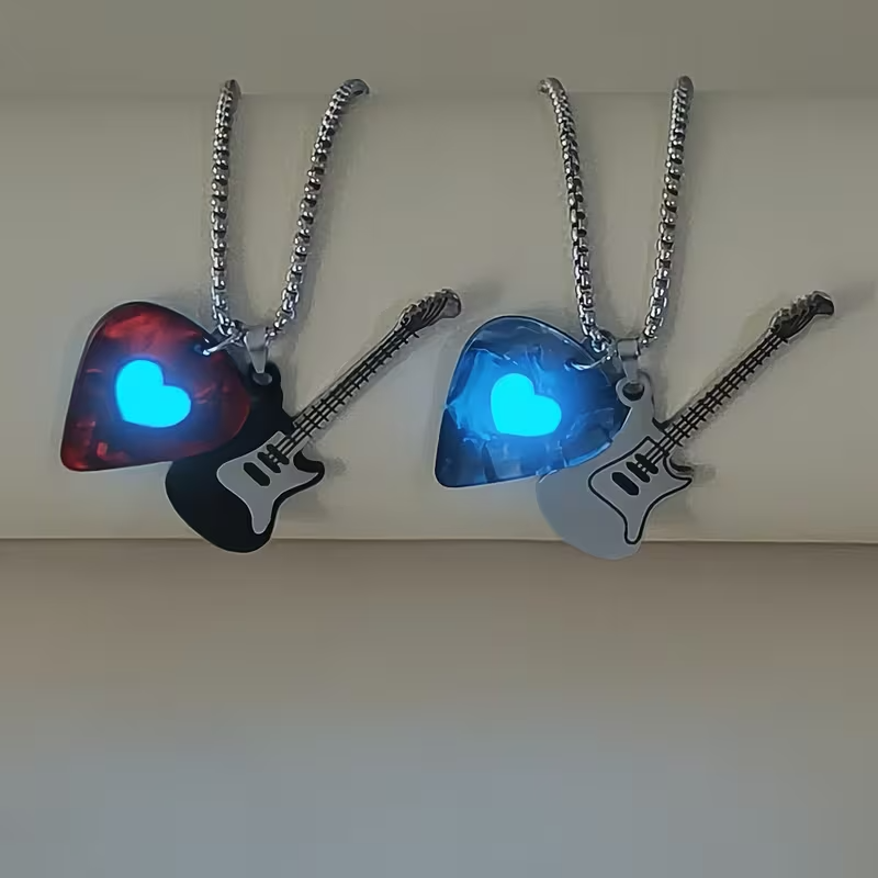 Karanlıkta Parlayan Pena Detaylı Gitar Kolye Detaylı Kolye