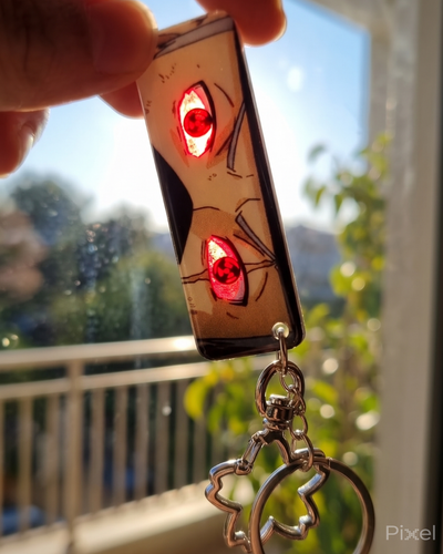 Anime Naruto Itachi Uchiha Güneşte Gözleri Parlayan Anahtarlık