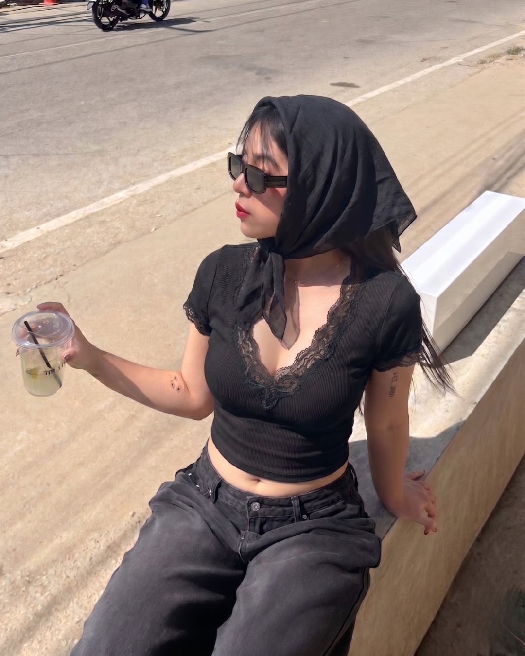Retro Lace Detail Siyah Kısa Kol Crop