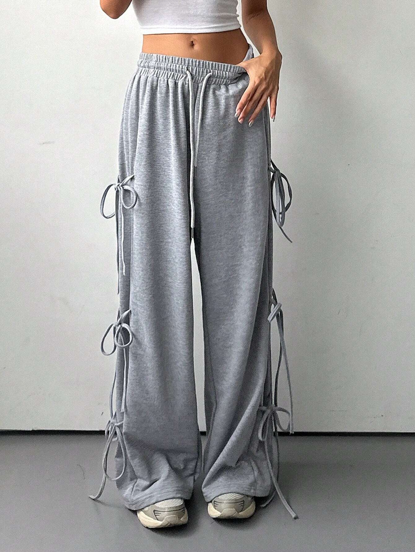 Fiyonk Detaylı Geniş Paça Eşofman Altı