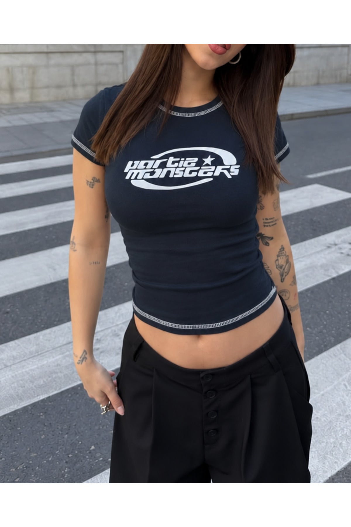 Y2K Urban Slim Fit Tam Boy Monstars Bluz Croptop - Siyah