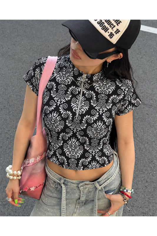 Siyah Beyaz Motifli Yaka Fermuarlı Likralı Crop Bluz - Siyah