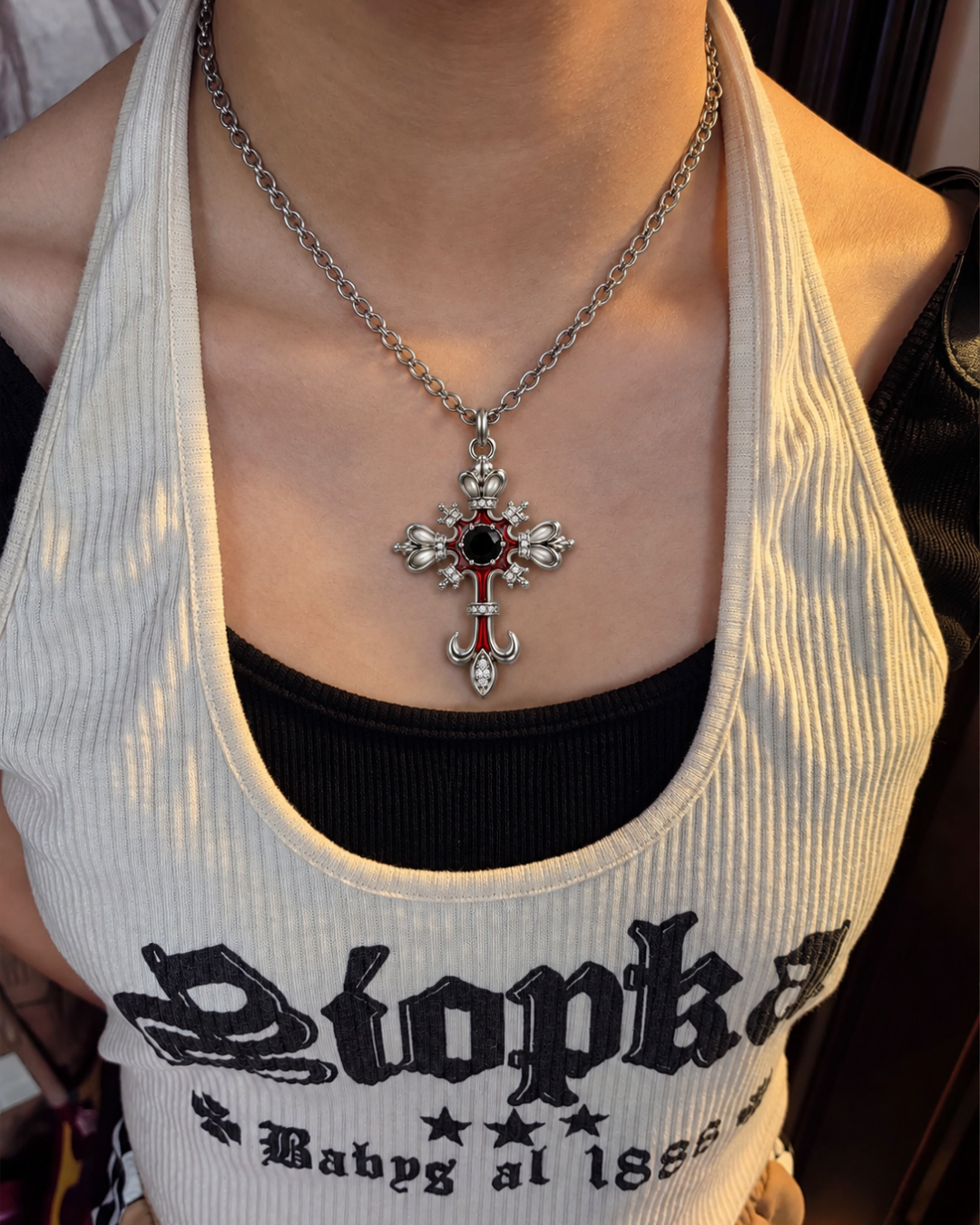 Gothic Royalty & Zambak Motifli Gotik Haç Kolye