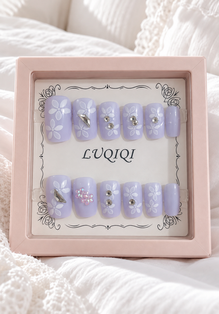 Lila Beyaz Çiçek: Pastel lila zemin, beyaz çiçek desenleri, parlak taşlar ve çiçek biçimli ışıltılı süsleme