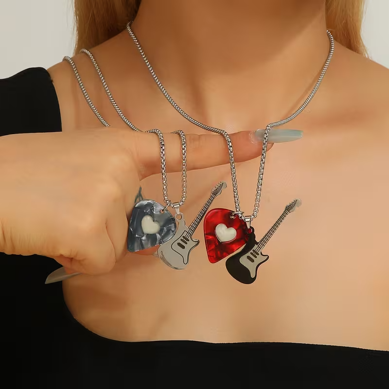 Karanlıkta Parlayan Pena Detaylı Gitar Kolye Detaylı Kolye