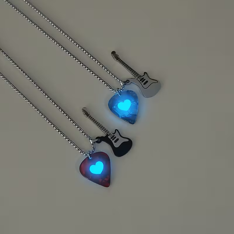 Karanlıkta Parlayan Pena Detaylı Gitar Kolye Detaylı Kolye