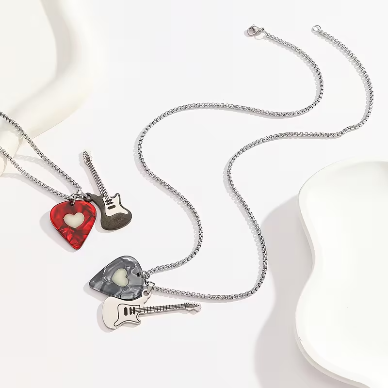 Karanlıkta Parlayan Pena Detaylı Gitar Kolye Detaylı Kolye