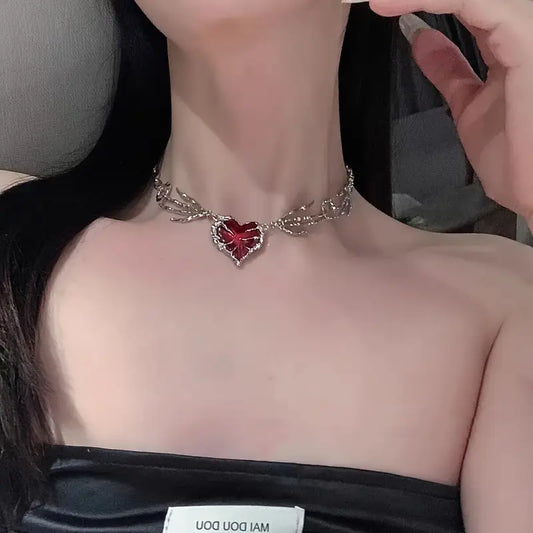 Kırmızı Gotik Kalp Tasarımlı Kolye