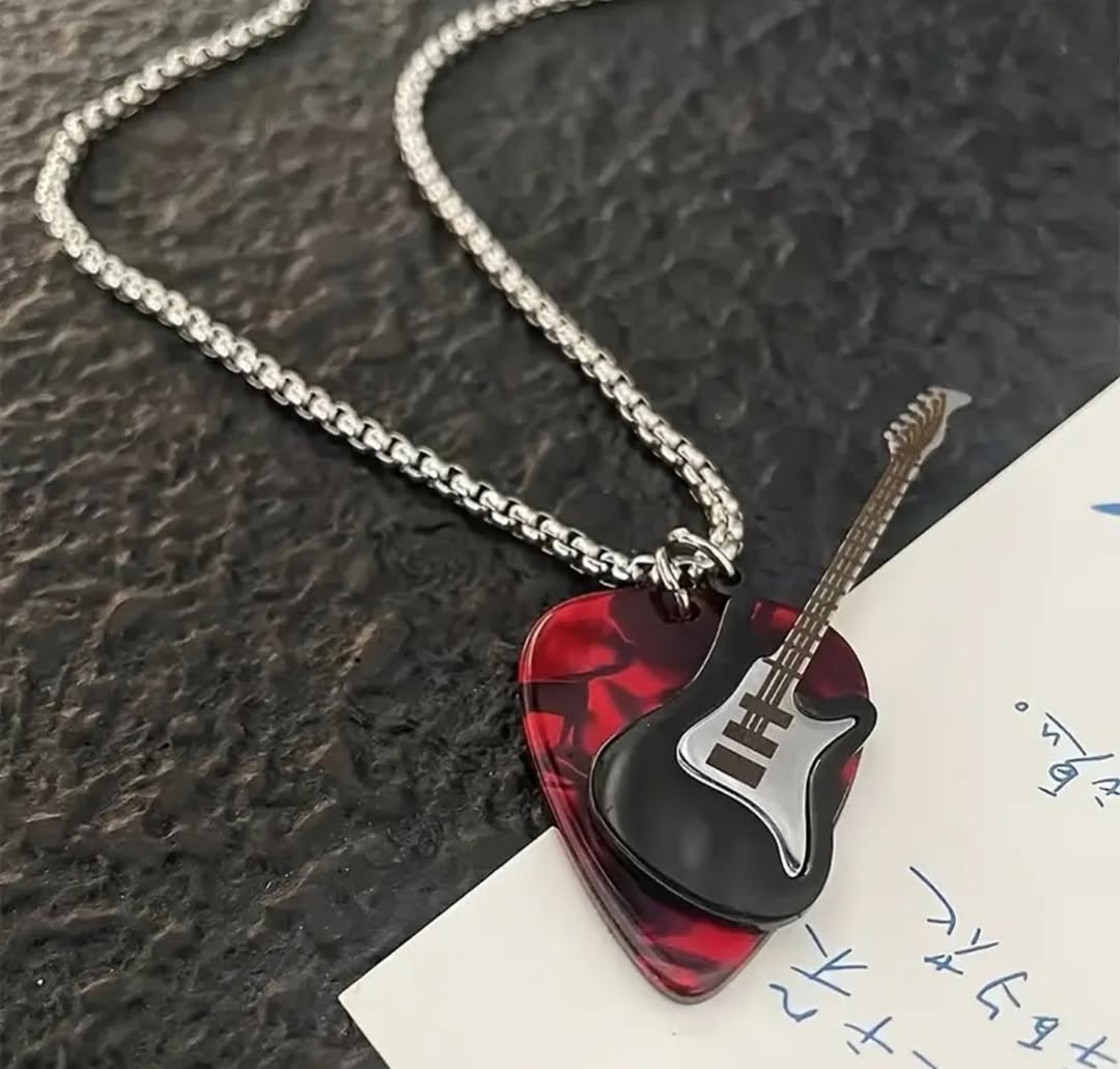 Karanlıkta Parlayan Pena Detaylı Gitar Kolye Detaylı Kolye