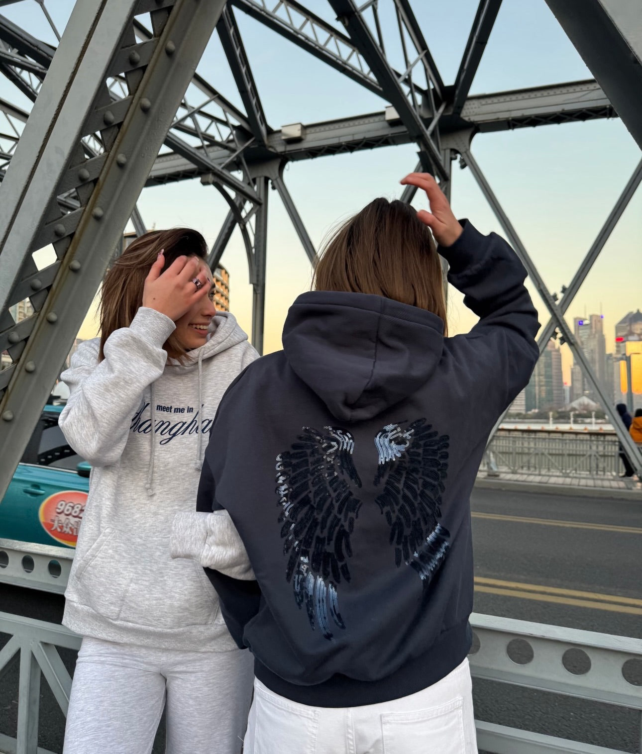 Pul Detaylı Sırt Kelebek İşlemeli Hoodie Sweatshirt