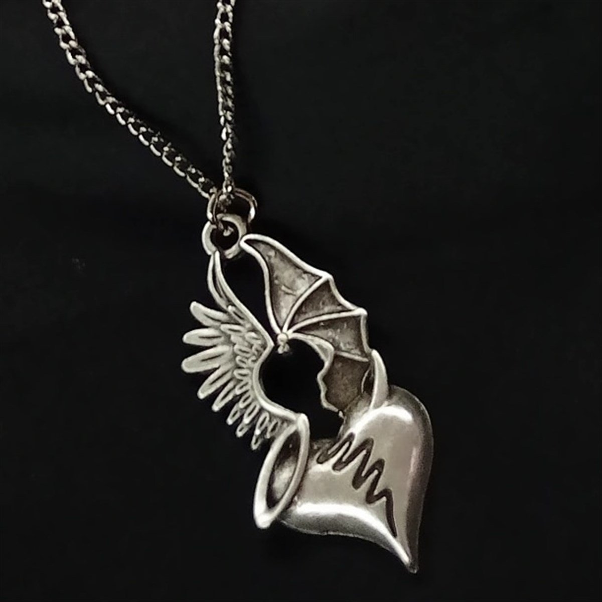 Bat Winged Heart Tasarımlı Kolye