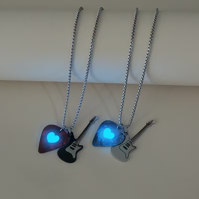 Karanlıkta Parlayan Pena Detaylı Gitar Kolye Detaylı Kolye