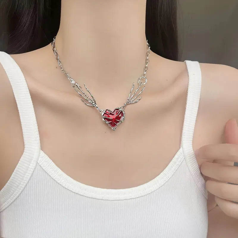 Kırmızı Gotik Kalp Tasarımlı Kolye