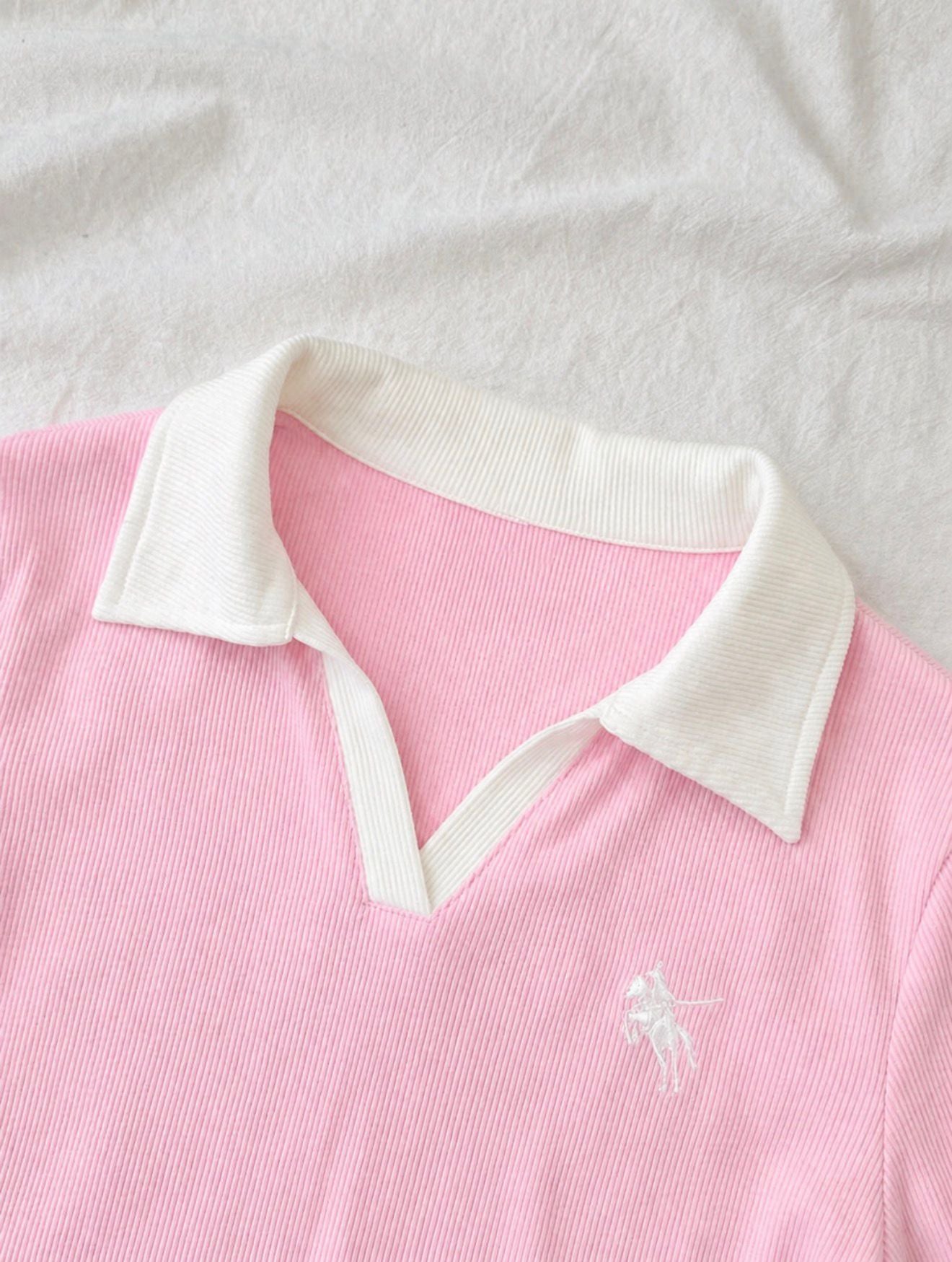 Solo Polo Yaka Pembe Nakışlı Büzgülü Bluz