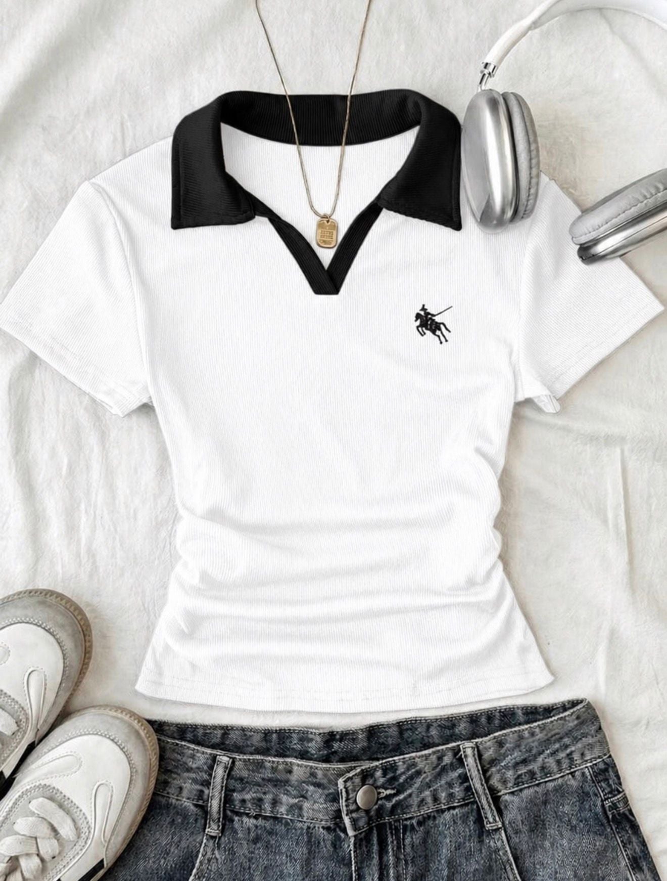 Solo Polo Yaka Beyaz Nakışlı Büzgülü Bluz
