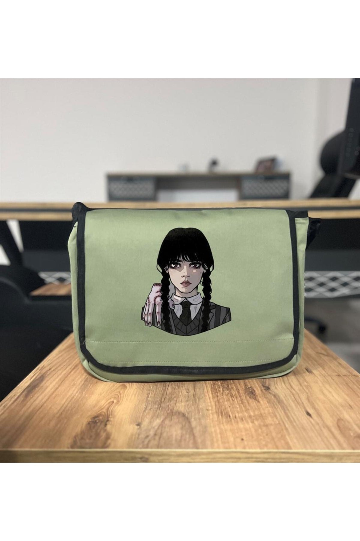 Wednesday Baskılı Unisex Yeşil Postacı Çantası